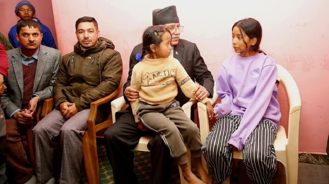 प्रचण्डको उदार हृदय! अभिभावकविहीन २ बालिका जिम्मा लिए