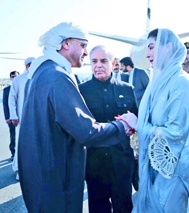 नवाजकी #ले यूएईका शेखसँग हात मिलाउँदा बबाल, फतवाको माग