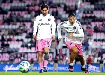 मेसीले प्रशिक्षकको गर्धन समाए, मेसीसहित सुआरेजलाई जरिवाना