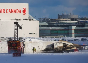 ल्याण्डिंग गर्दा जहाज नै उत्तानो पल्टियो