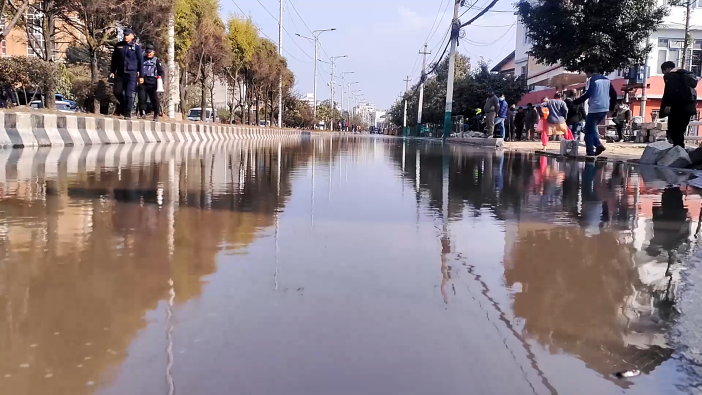 वर्षा नहुँदै बबरमहल जलमग्न,मेलम्चीको पाइप फुटेपछि बाढी