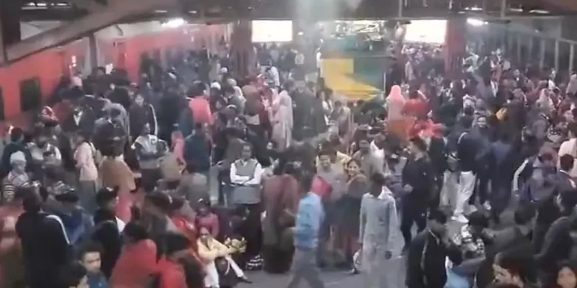 नयाँ दिल्ली रेलवे स्टेसनमा भागदौडः १८ जनाको मृत्यु