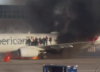 विमानबाट धुवाँ र आगोको मुस्लो, यात्रुहरू पखेँटामा उभिए