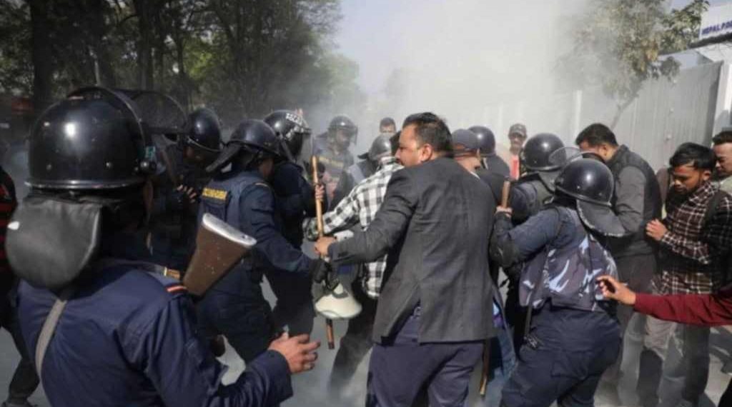 ऊर्जामन्त्रीको पुत्ला दहनः कुलमानको समर्थनमा विद्यार्थी उर्ले