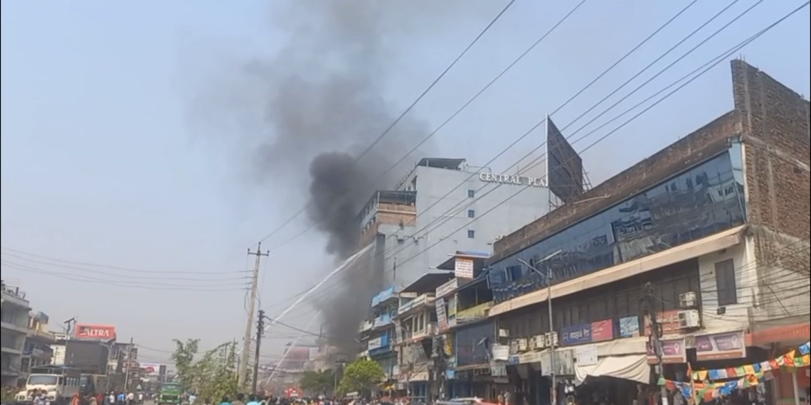 इटहरीकोसेन्ट्रल प्लाजामा आगो र धुँवाको मुस्लो, आधा दर्जन फसे