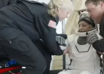 सुनिता र बुचको ९ महिने यात्रा,डल्फिनले गरे स्वागत