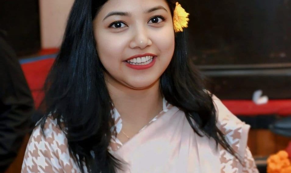 सुनिता डंगोलको आदर्श मन्चमै, धनुषामा कुर्सी हानाहान