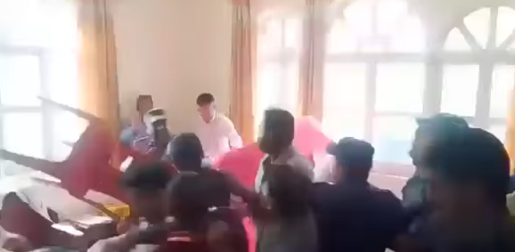 धनुषामा एमालेका नेताबीच कुटाकुट, हाने कुर्सी