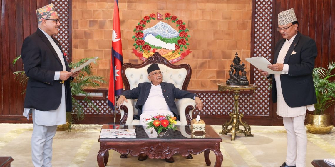 अर्ती दिने ओलीले नै मर्यादा विर्सिए,थचक्क बसिरहे