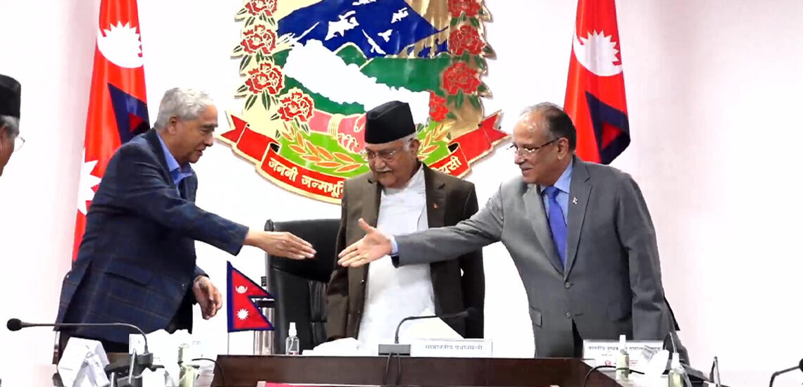 ओली, देउवा र प्रचण्डको क्रेज शेयर बजारझैँ ओरालो