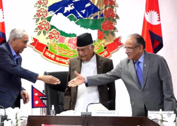 ओली, देउवा र प्रचण्डको क्रेज शेयर बजारझैँ ओरालो