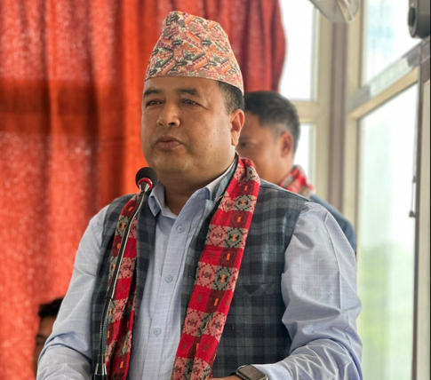 महेश बस्नेतः नेता हुन कि गुन्डा ? पत्रकारदेखि सुदनसम्मलाई धम्की