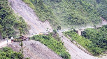 नारायणगढ–मुग्लिन सडक : रातिदेखि यातायात बन्द