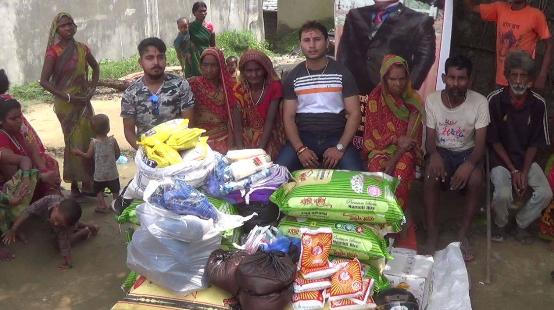 बाढीपीडित परिवारलाई खाद्यान्न सहयोग