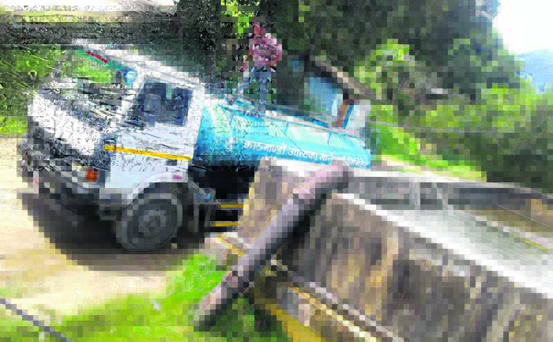 मेलम्ची अायाेजनाका गाडीमा पहुँचवालाको रजाइँ