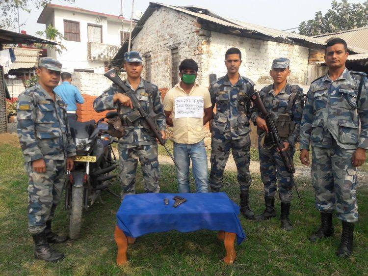 भरतीय नागरिक पेस्तोलसहित पक्राउ