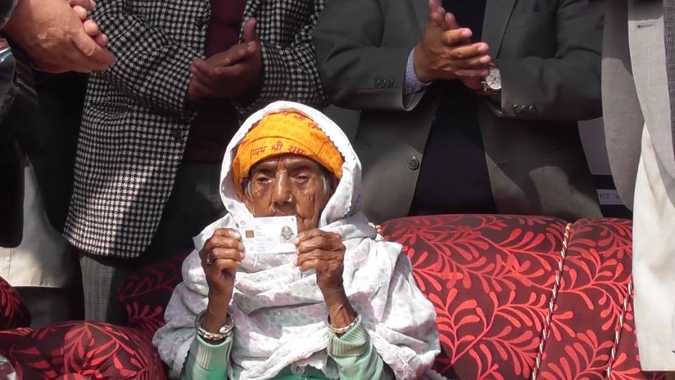 १०१ वर्षीया भगवती भण्डारीले पाइन् नेपालको पहिलो राष्ट्रिय परिचयपत्र