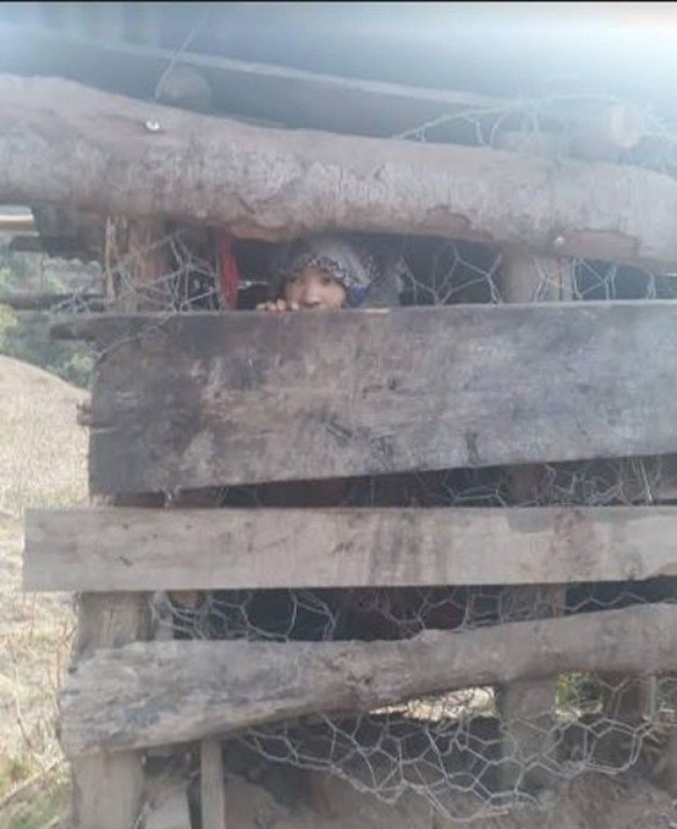 डेढ वर्षदेखि काठ र तारजालीको खोरभित्र बन्धक महिलाको उद्दार