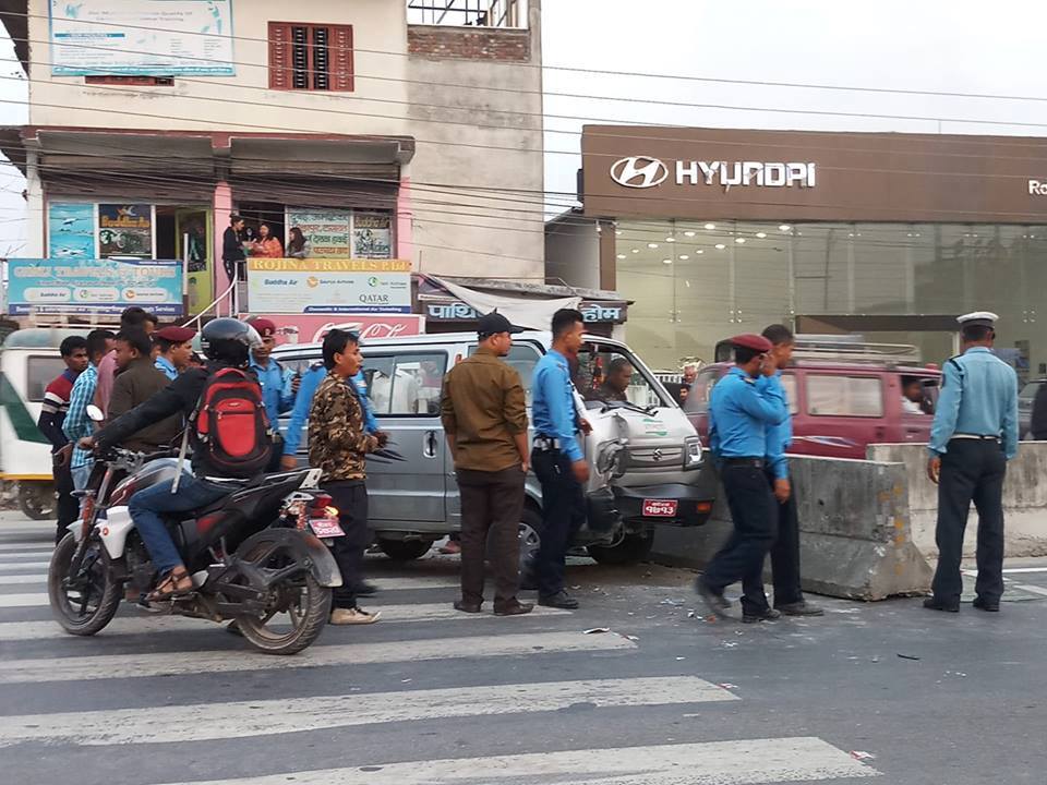 विराटनगरको एयरपोर्ट मोडमा भेन दुर्घटना