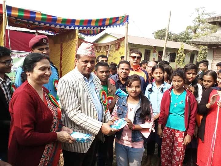 महिनाबारी भएका छात्रालाई प्याड बितरण