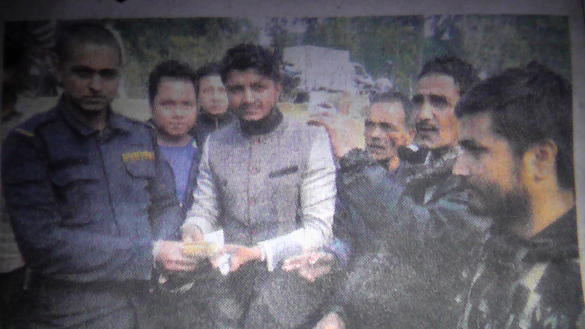 राजमार्गमा उड्यो हजार र पाँच सयको नोट,अझै पत्ता लागेन पैसा उडाउने