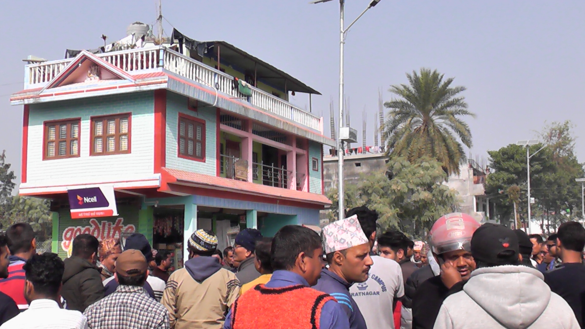 सडक निर्माण रोकिएपछि जामुनगाछीका स्थानीय आन्दोलित