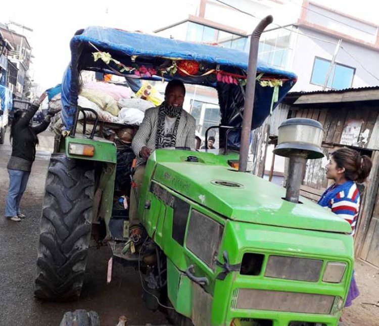 फोहोर उठाउनका लागि विहानै टाेलटाेलमा पुग्छन् वडा अध्यक्ष
