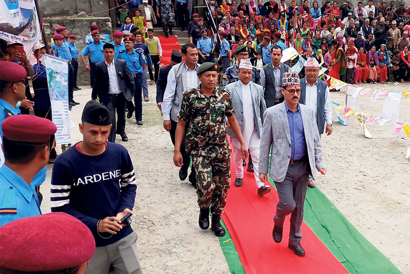 खुला दिसामुक्त क्षेत्र घोषणा गर्ने नाममा राजाजस्तै रातो कार्पेटमा हिँडे मुख्यमन्त्री