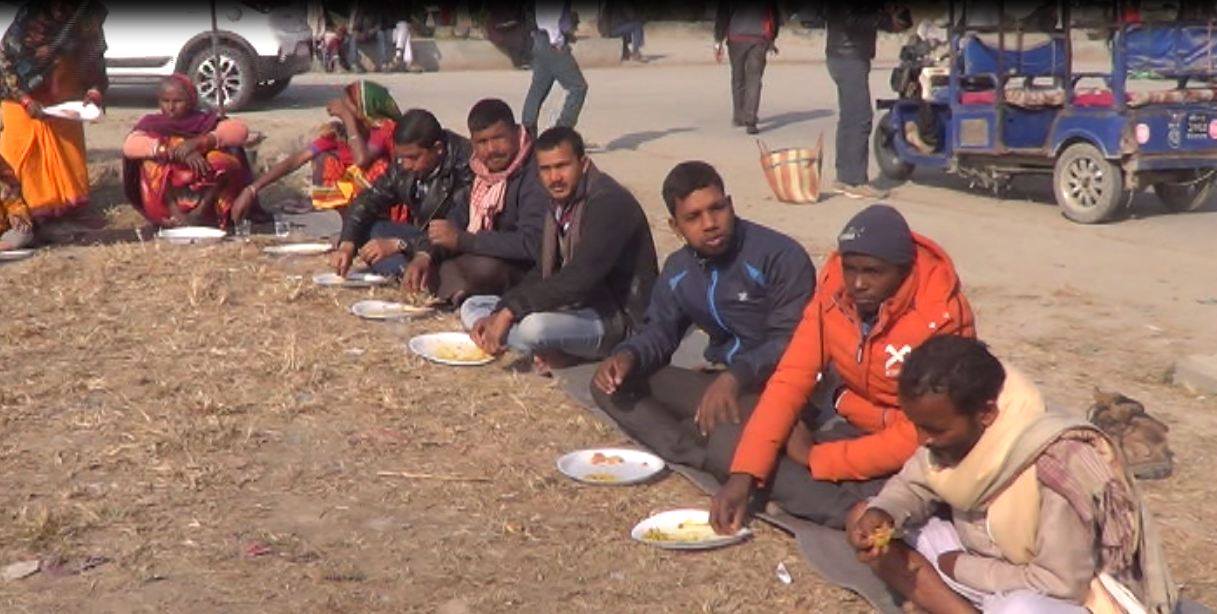 प्रणामी युवाले नोबेल मेडिकल कलेजमा खुवाए खाजा