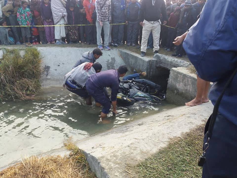मोटरसाईकल सहित डुबेको अवस्थामा शव फेला