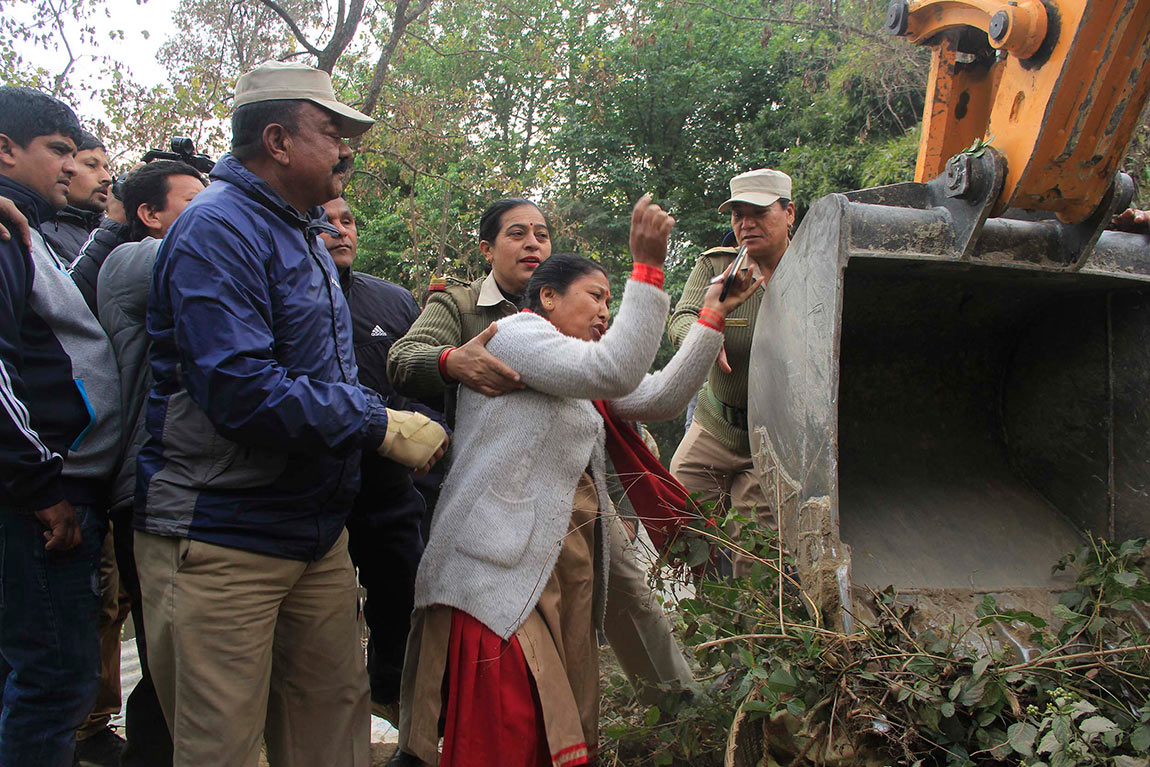 पोखरा महानगरले भत्कायो मापदण्ड मिचेर बनाएको जनप्रतिनिधिको घर
