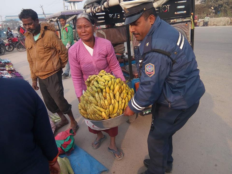सडकमा राखिएका फुटपाथ पसलहरु हटाईयो