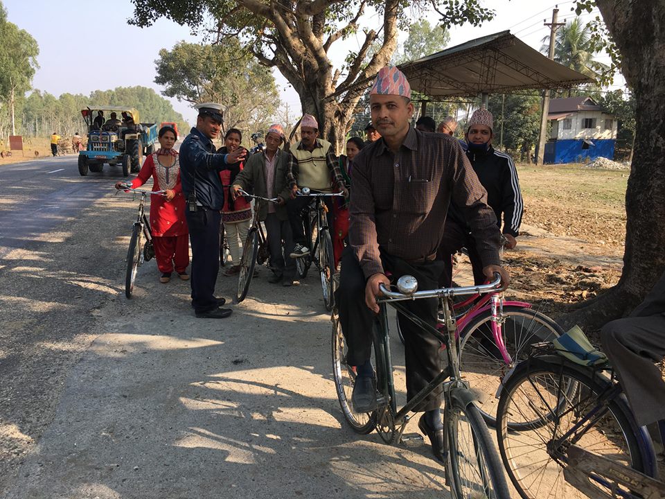 दुर्घटना न्यूनीकरणका लागि प्रहरीको सचेतनामुलक कार्यक्रम : साईकल चालकहरुलाई प्रशिक्षण