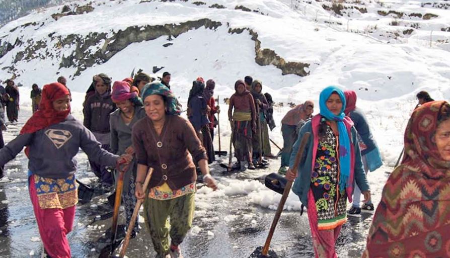 गाउँलेले हिउँ पन्छाएपछि विमानस्थल सञ्चालनमा