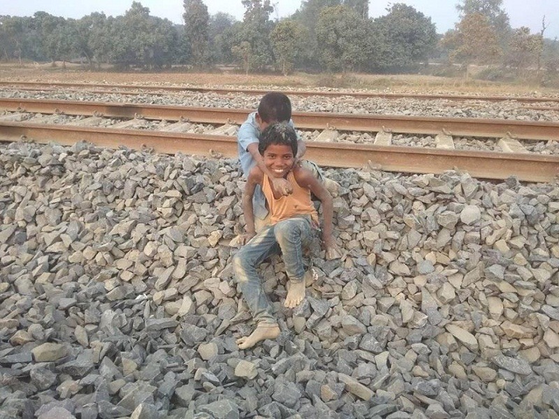 रेल नआएपछि रेलकाे लिकमा खेलेरै दिन बिताउँछन् बालबालिका