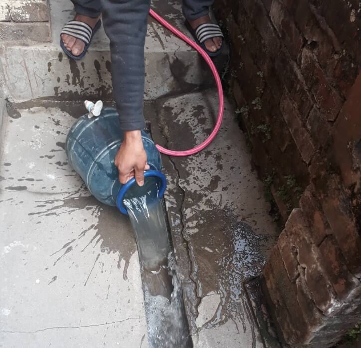 खानेपानी लिमिटेडले वितरण गर्दै आएको खानेपानीमा साबुनको फिँज र ढल