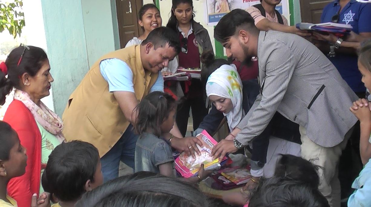 लियो क्लब विराटनगर युनिकद्धारा दलित विद्यार्थीलाइ ब्याग र कपि वितरण