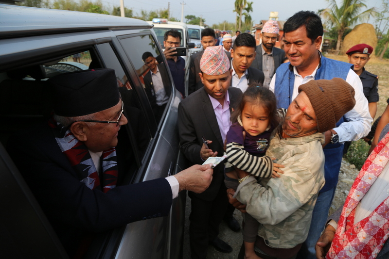 जब प्रधानमन्त्री ओलीले गाडी रोकेर बालिकालाई हजारको नोट दिए…