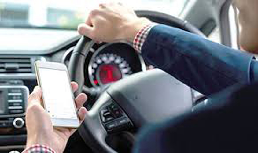 गाडी चलाउँदा मोबाइलमा कुरा गर्ने २९ हजार चालक कारबाहीमा