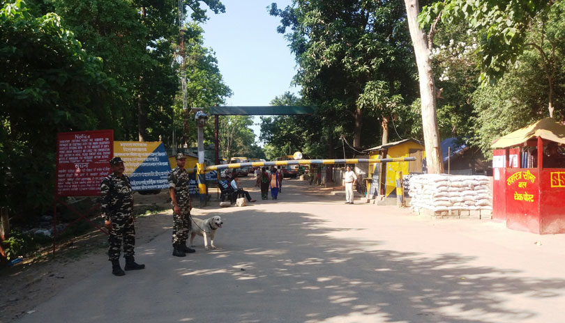 कैलालीमा वर्षौंदेखि सीमाका नेपालीमाथि भारतीय ज्यादती, जनप्रतिनिधिसमेत हरेक वर्ष पैसा बुझाउन बाध्य