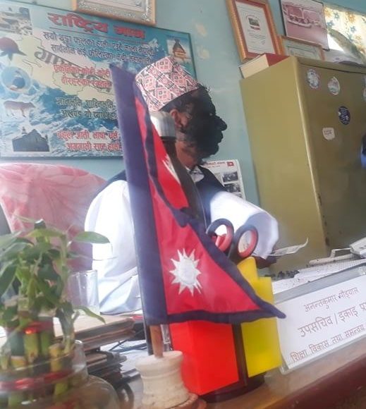 शिक्षा इकाई प्रमुखलाई कार्यकक्षमै कालाेमोसो दलियो