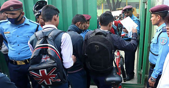 एसईई : चिट चोराउने मान्छे धपाउन हवाई फायर !