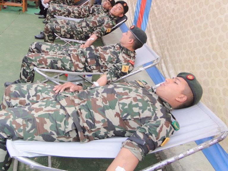 हावाहुरी : घाइतेको उपचारको लागि रगत अभाव भएपछि सेना र प्रहरी जवानले गर्न थाले  रक्तदान