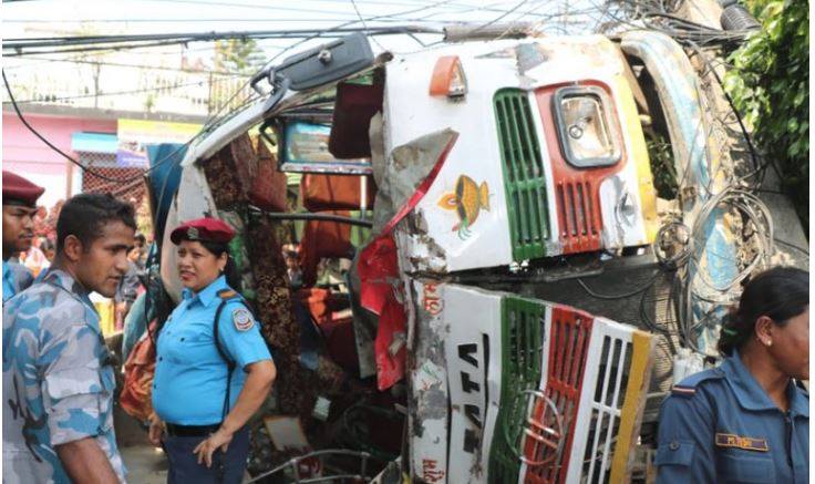 बस दुर्घटनामा ४ जनाको मृत्यु