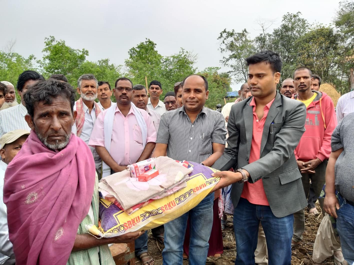 मन्त्री कुसियतको पहलमा अग्नी पिडितलाई राहत वितरण