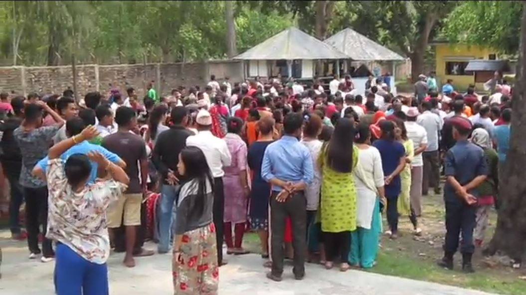 प्रहरी अनुशन्धान फितलो भएको भन्दै मोरङको पथरीमा सडक अबरुद्ध