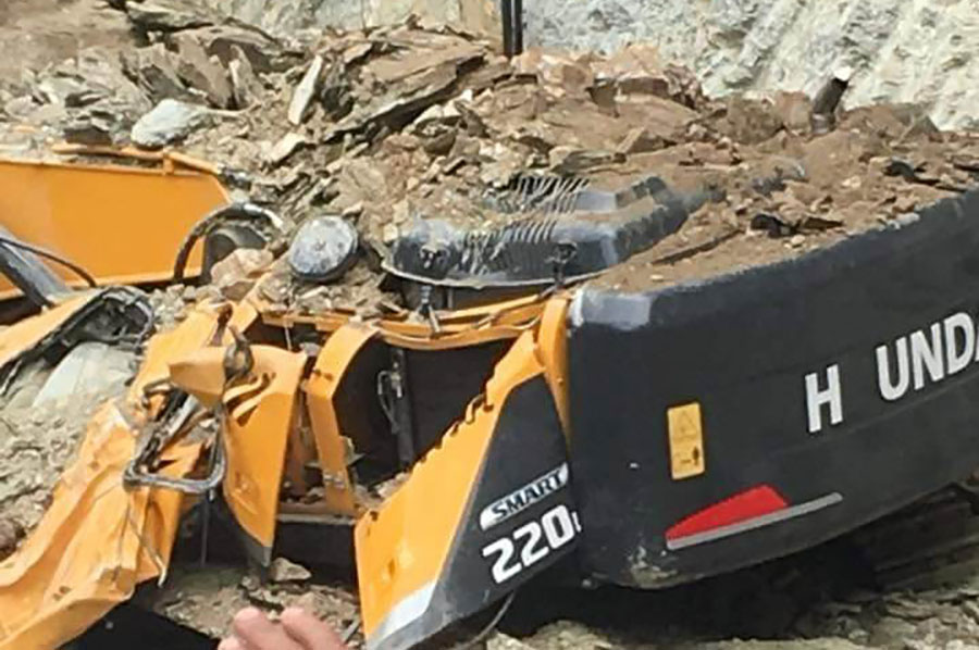 बाटो खन्ने क्रममा पुरिएर स्काभेटर चालकको मृत्यु