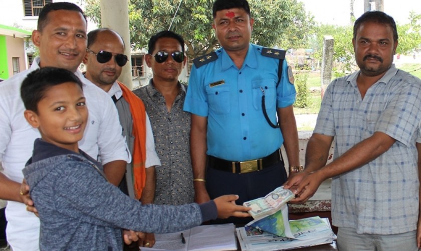 यी १४ वर्षीय बालक, जसले फिर्ता गरे बाटाेमा भेट्टाएको १ लाख रुपैयाँ
