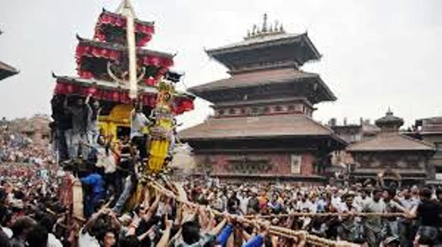 बिस्केट जात्राको रथ तान्ने क्रममा ढुंगा हानाहान, ९ जना घाइते