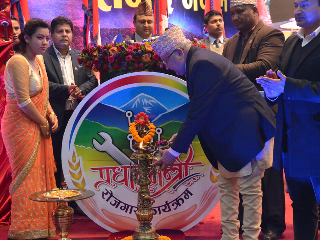 तामझामका साथ सुरु भएको प्रधामन्त्री रोजगारी कार्यक्रमले तानेन युवा